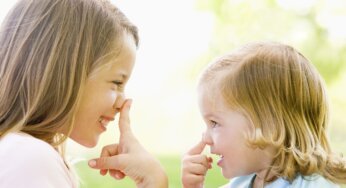Sức mạnh của việc học “bắt chước” của trẻ